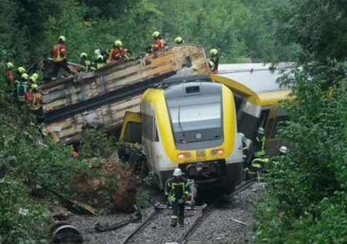 Rəsmi: Almaniyada qatar qəzasında üç nəfər ölüb, 50 nəfər yaralanıb