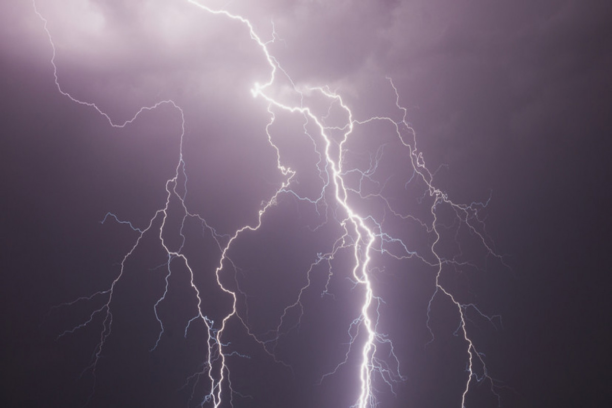 Rusiyada çimərlikdə 3 nəfəri ildırım vurub öldürüb, 4 nəfər yaralanıb