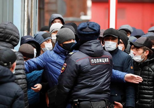 Sankt-Peterburqda müharibəyə “könüllü” kimi cəlb edilməsi məqsədilə minlərlə miqrant saxlanılıb