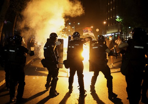 Serbiyada etirazçılar polisə hücum edib