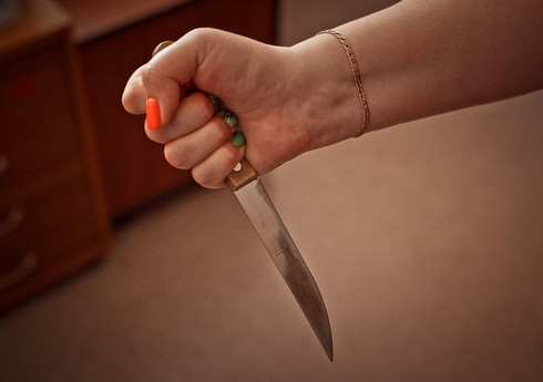 Sumqayıtda gənc qadın həyat yoldaşını bıçaqlayıb