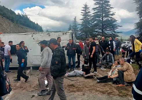 Türkiyədə ağır yol qəzası olub, 15 nəfər yaralanıb