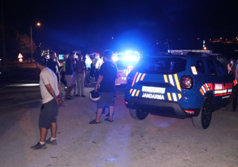 Türkiyədə mikroavtobus və minik maşını toqquşub, ölən və yaralananlar var