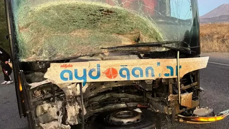 Türkiyədə sərnişin avtobusu ilə minik avtomobili toqquşub, ölən və yaralananlar var