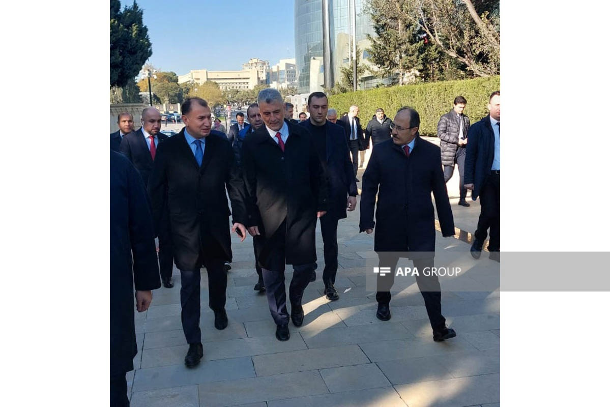 Türkiyənin ticarət naziri Fəxri xiyabanı və Şəhidlər xiyabanını ziyarət edib - FOTO