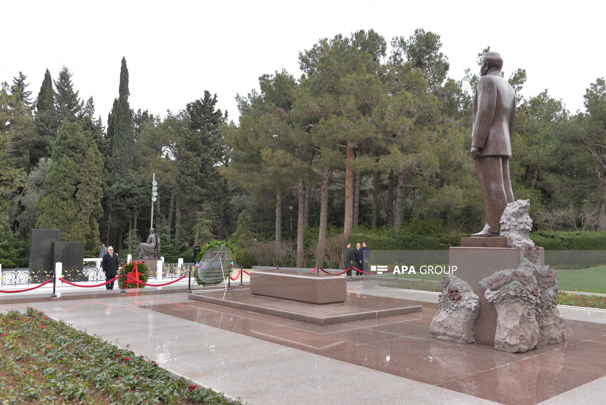Türkiyənin yeni səfiri Fəxri xiyabanı və Şəhidlər xiyabanını ziyarət edib - FOTO