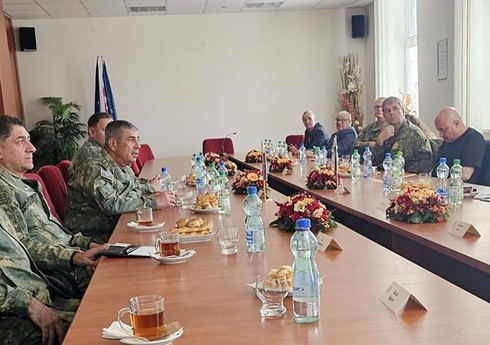 Zakir Həsənov Slovakiyada döyüş texnikaları ilə tanış olub